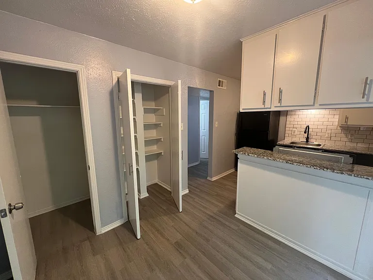 Hampton Gardens Apartment — Photo 29