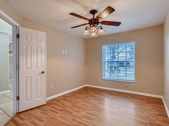 3rd image of 212 Willow Bend Dr