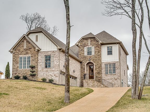 3rd image of 212 Belvedere Cir