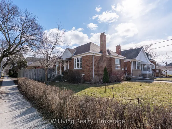 5 Plains Rd, Toronto, ON M4J 2P7