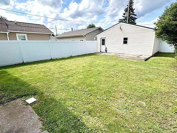 2nd image of 714 Hedge Ave
