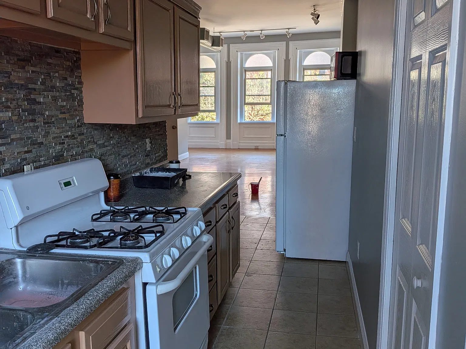 Studio, 700 sqft, $1,200 — Photo 2