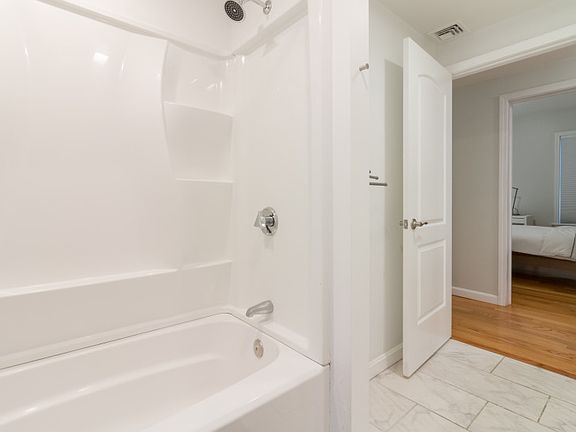 5th image of 1057 Saratoga St APT 3