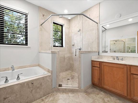 3rd image of 320 Via Villagio