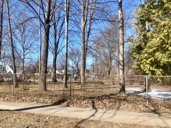 Vac Albert Ave, Royal Oak, MI 48073