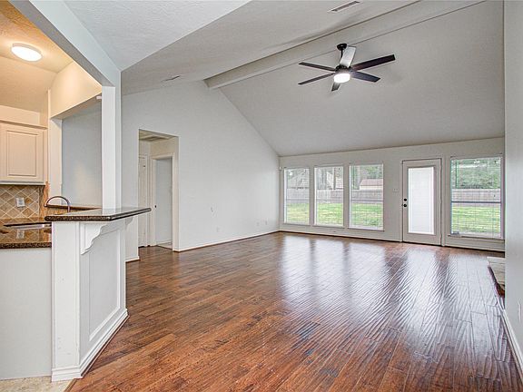 3rd image of 914 Garrett Dr