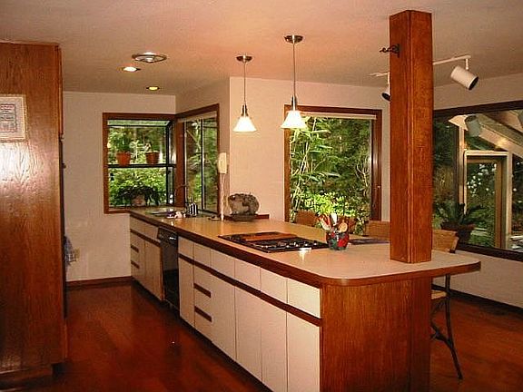Kitchen w/ eating space