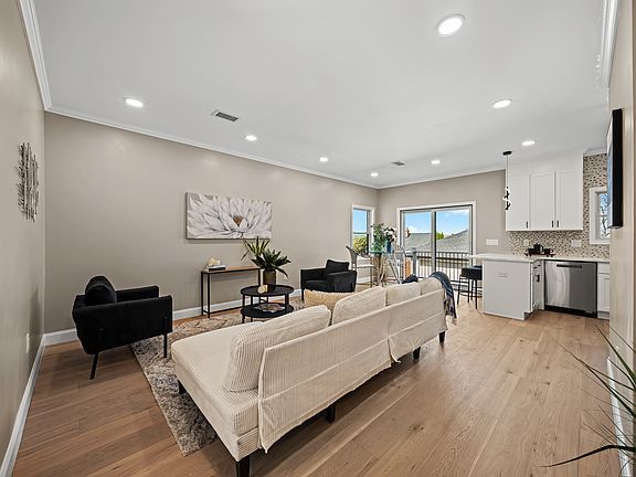 4th image of 432 Jefferson St #2