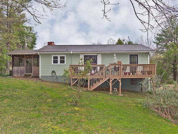 3rd image of 404 Hillcrest Cir