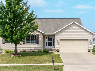604 Limerock Dr NW, Cedar Rapids, IA 52405