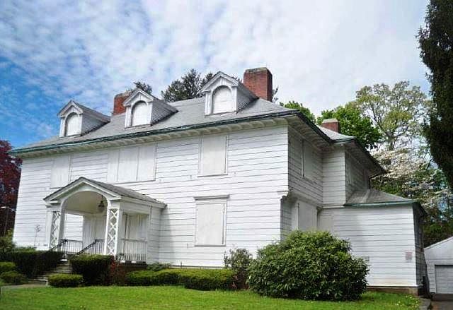 1st image of 123 Forest St