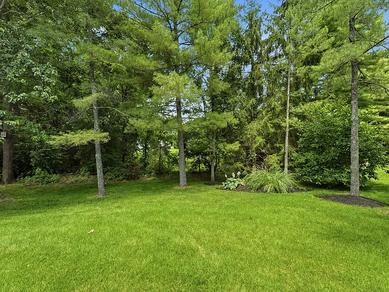 7273 Berkley Sq S — Photo 26