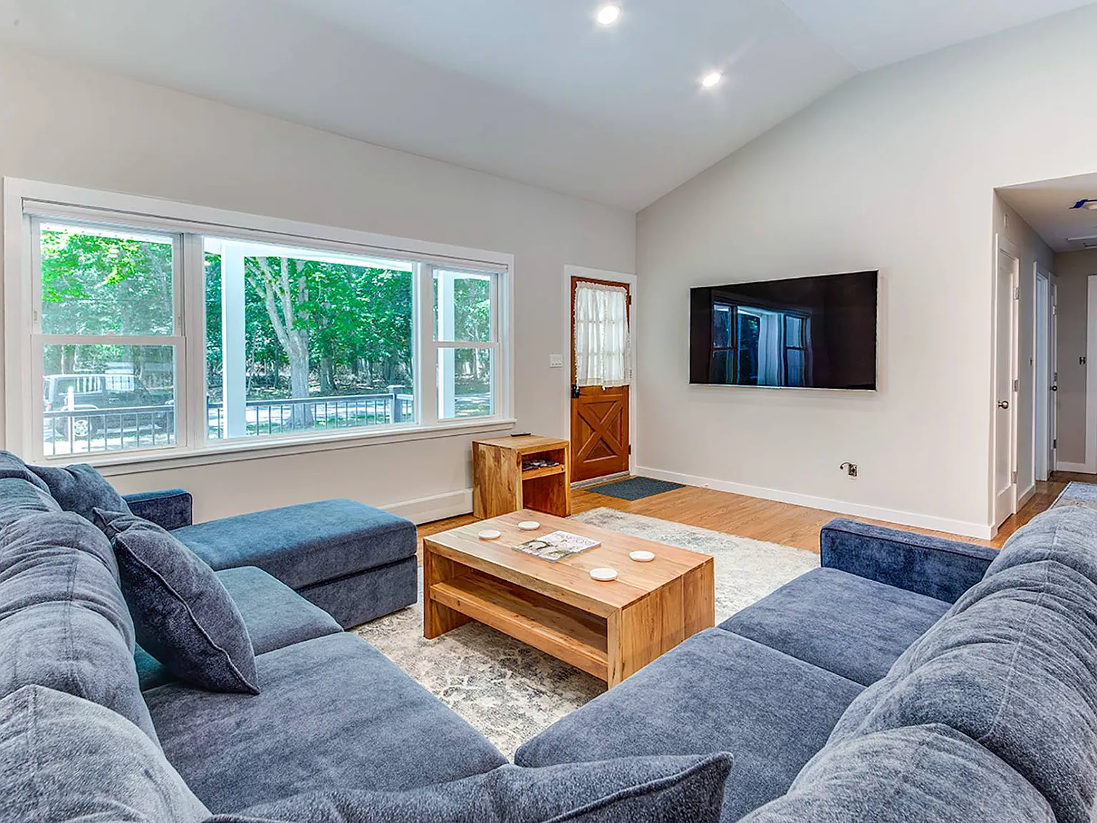 Sunny East Hampton Escape, Less Than A Miles To Maidstone Beach — Photo 4