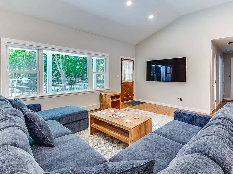 33 Richardson Ave — Photo 4