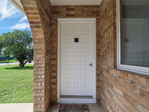 4th image of 328 S Kiowa Ct