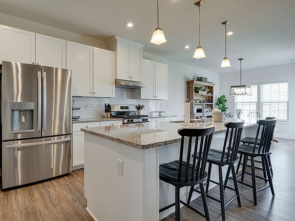 5th image of 825 Raintree Dr