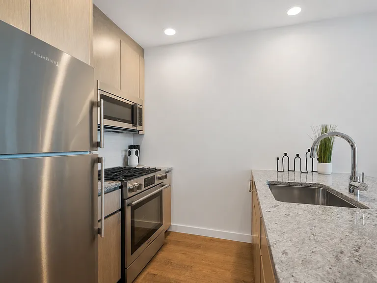 22-44 Jackson Ave #1018 — Photo 2
