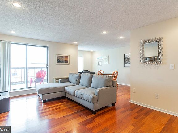 3rd image of 200-10 Lombard St #636