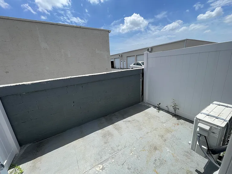215 SW 16th St #4 — Photo 6