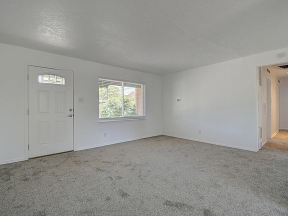 4th image of 701 Palomas Dr NE