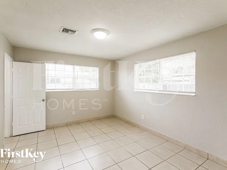 4115 NW 185th St — Photo 8