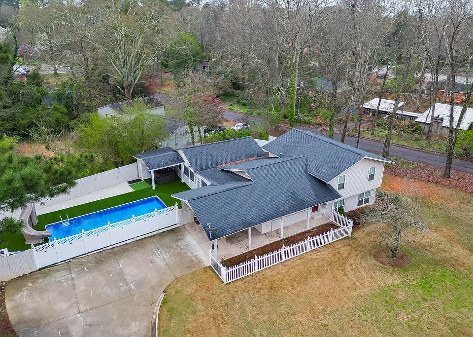 1st image of 206 College Cir