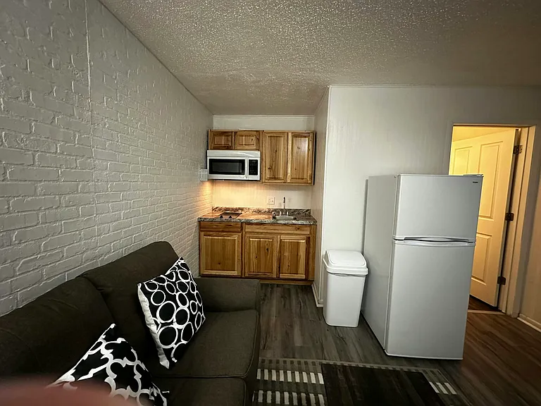 601 E North St #B — Photo 3