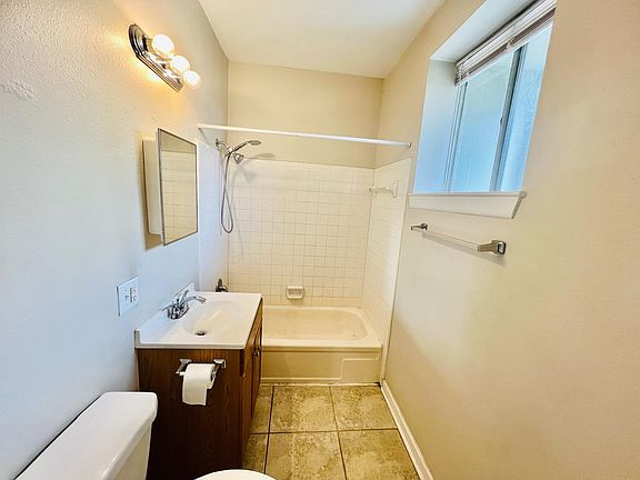 4th image of 1410 Saint Andrew St #8