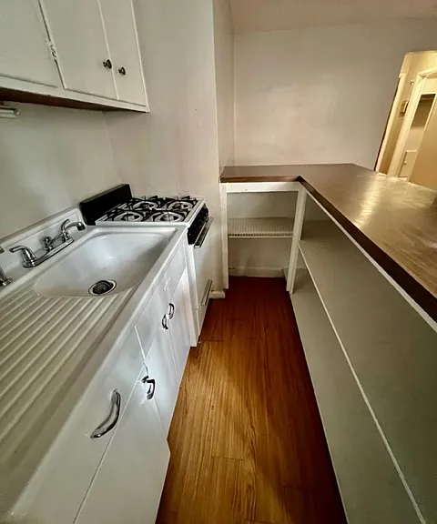 Corona Manor Apartments — Photo 10