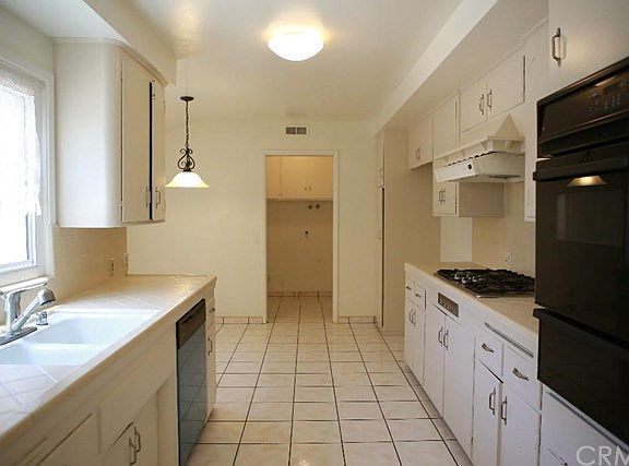 4th image of 1130 Encino Ave