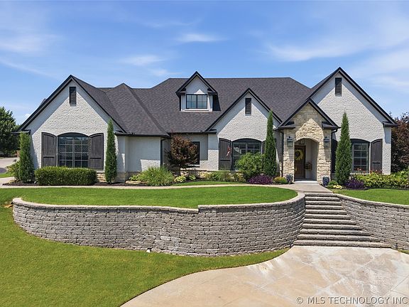 2nd image of 580 Lakeview Cir