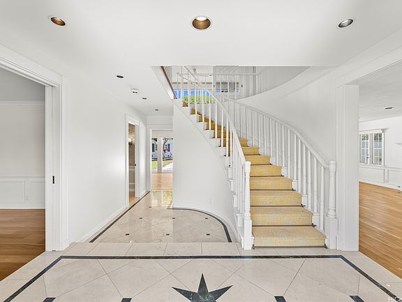 3rd image of 1100 Kaimoku Pl