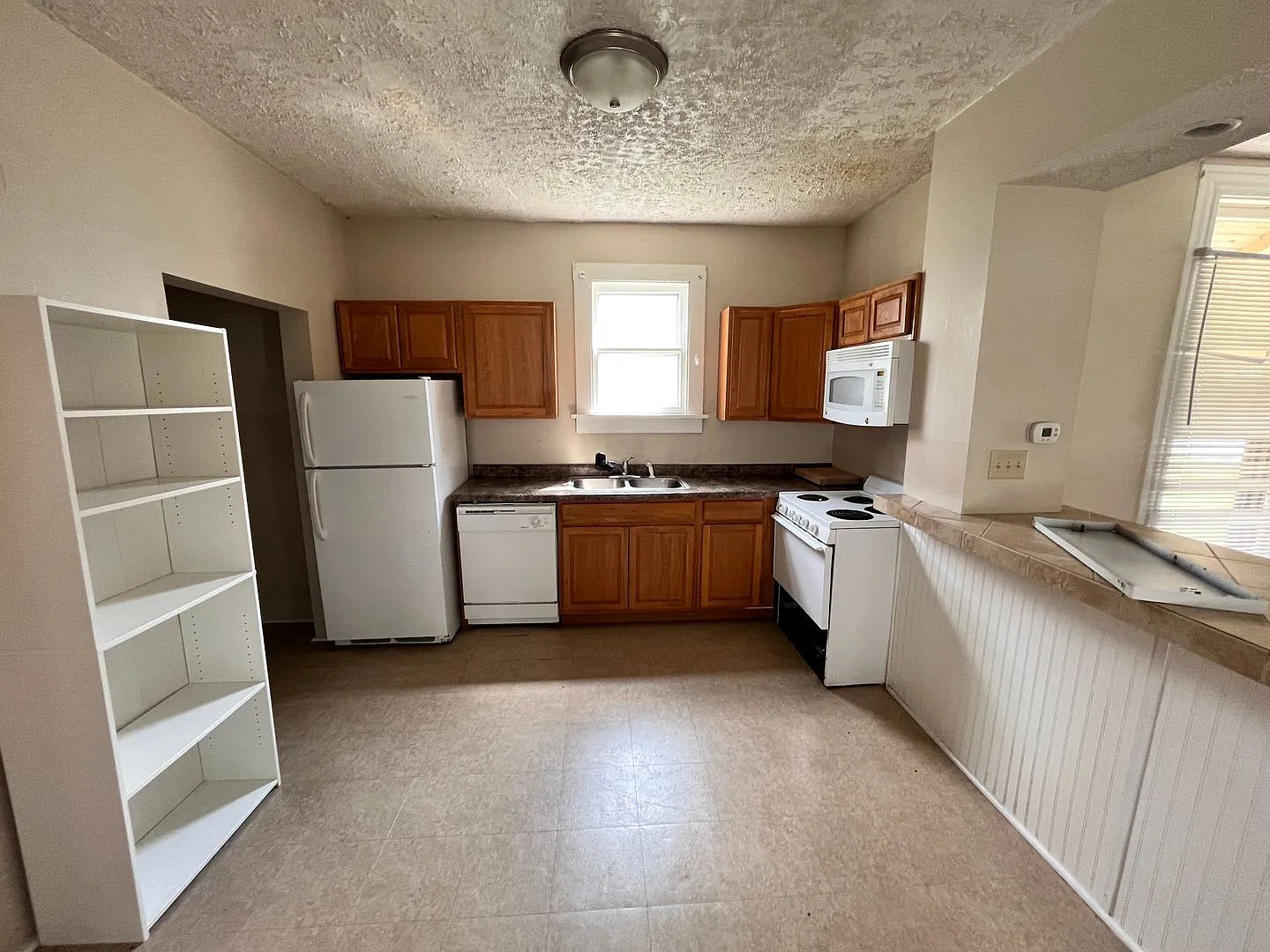3 Bedroom 2 Bath Located Near Campus — Photo 3