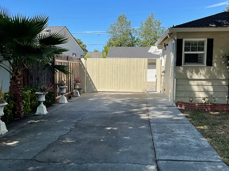 2067 Jonathan Ave — Photo 30