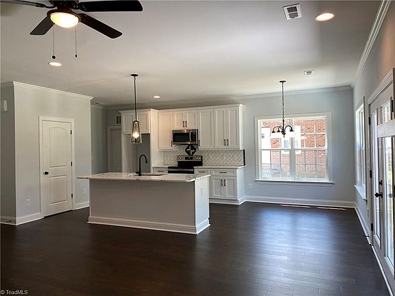 4th image of 2224 Bradley St