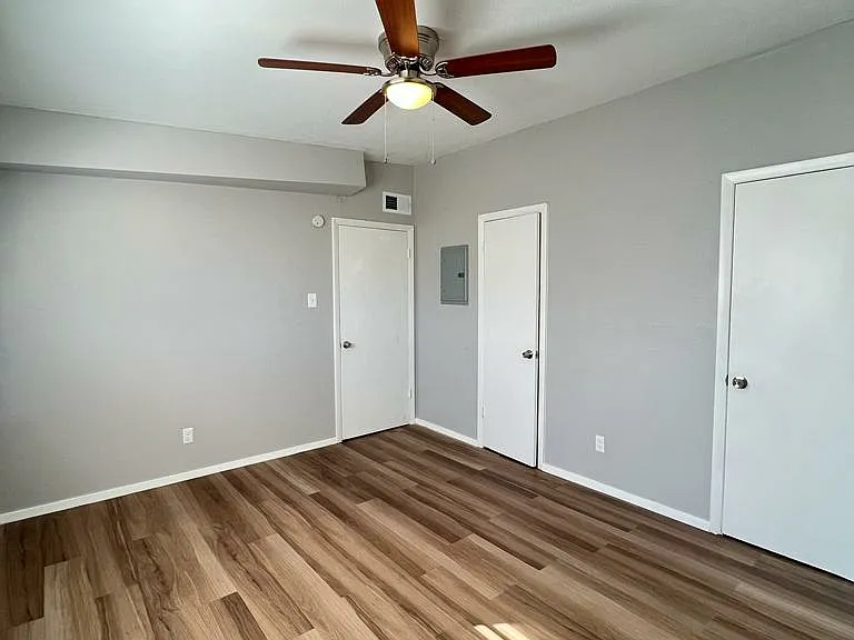 La Hacienda Apartments — Photo 13