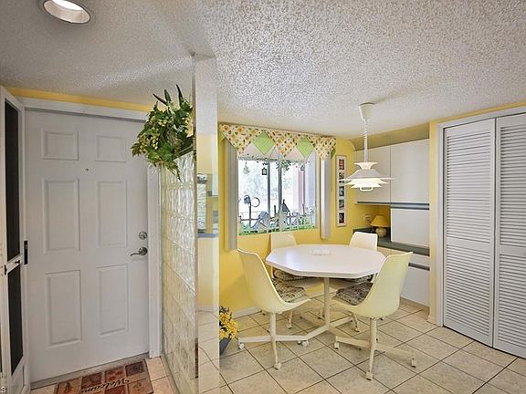 Foyer & Casual Dining Area