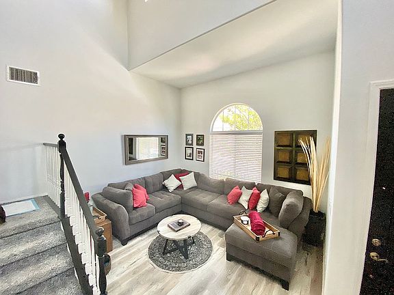 5th image of 609 El Loro St