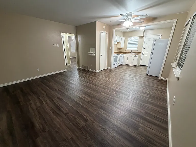 1219 Hampshire Ln #B — Photo 2