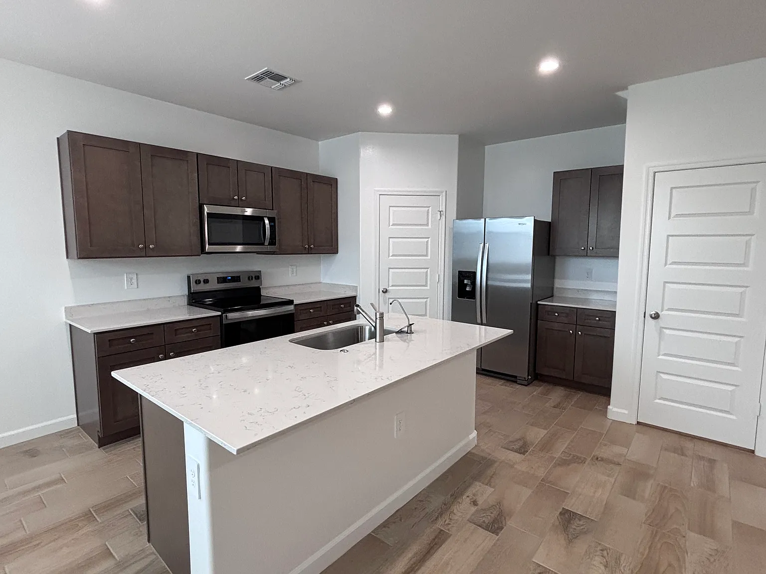 4 bed, 2.5 bath, 1965 sqft, $2,345 — Photo 3