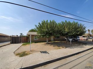 907 Walnut Dr, Arvin, CA 93203