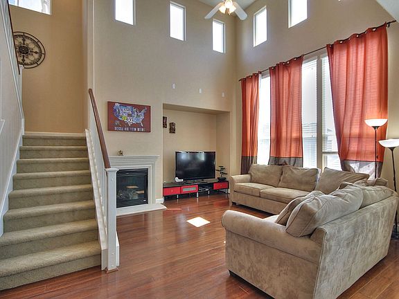 Livingroom #1/Vaulted 