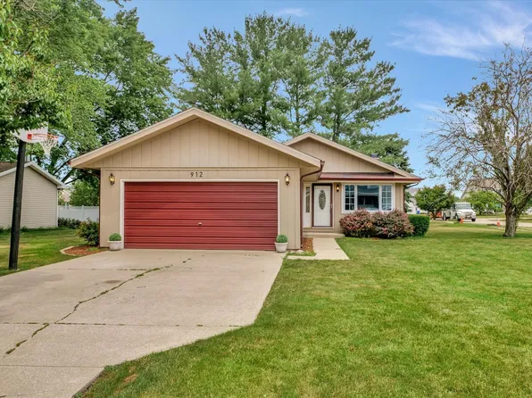 912 Robert Webb Dr, Monticello, IL 61856