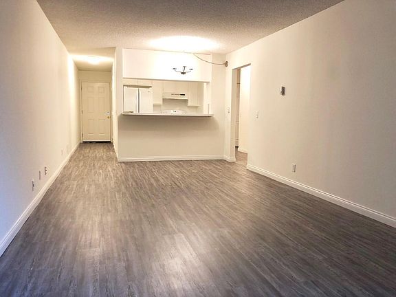 4th image of 248 E Surfside Dr