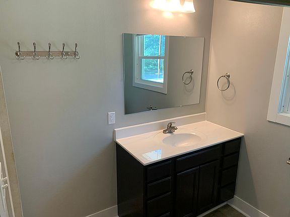 5th image of 427 Lynn Ave