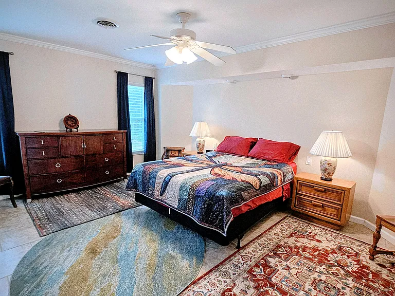 Guest bedroom-Queen bed