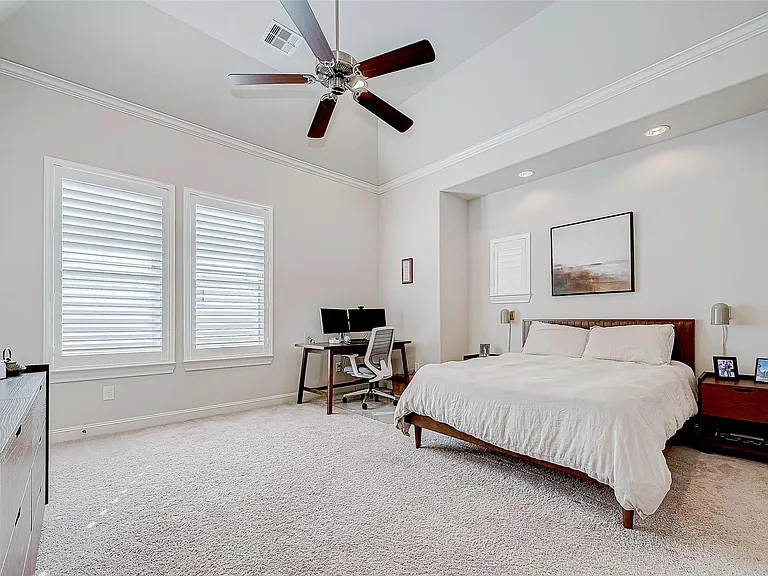 2524 Sherwin St — Photo 3