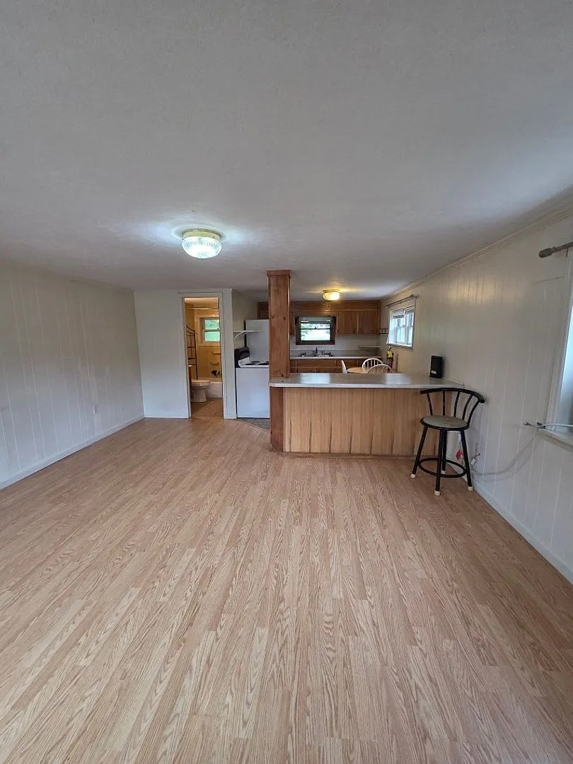 $750 - 1 Bedroom / 1 Bath Unfurnished Apartment in Downtown Sylva — Photo 2
