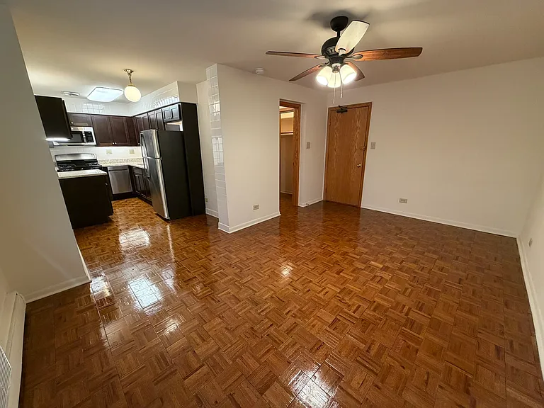 417 W Roscoe St — Photo 16