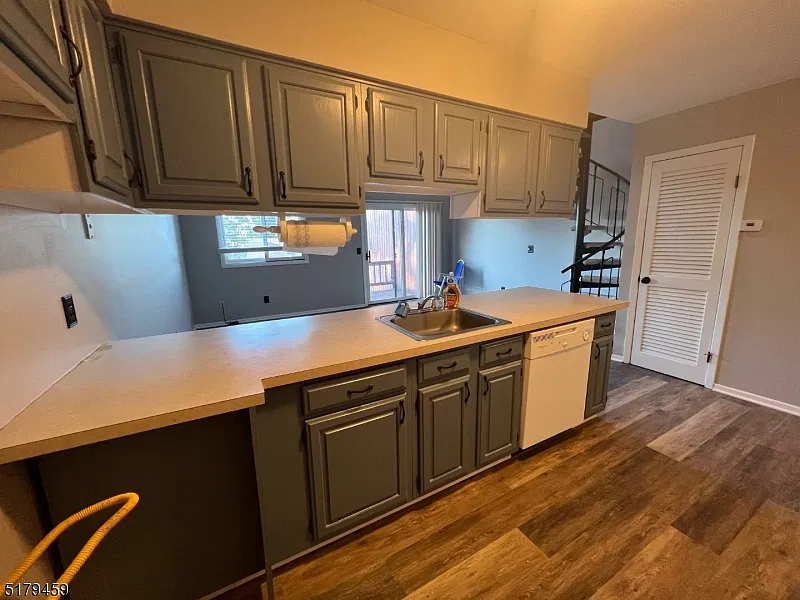2 bed, 889 sqft, $1,975 — Photo 4